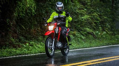 5 dicas para andar de moto na chuva mais segurança Motordomundo