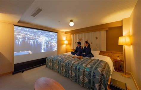 Unwind Hotelandbar 札幌アンワインドホテルアンドバー札幌にて100インチスクリーンの大画面で楽しめるコンセプトルーム