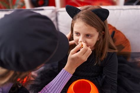 Adorable Fille Blonde Assise Sur Un Canap Se Maquillant Pour Halloween La Maison Photo Gratuite