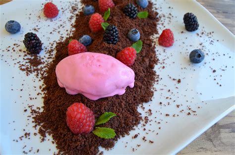 Tierra De Chocolate Con Mermelada De Frambuesa Helado De Fresa Y Frutos