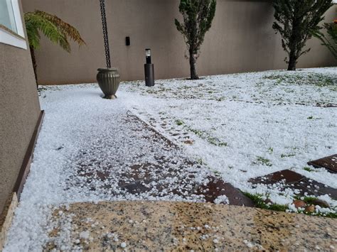 Chuva de granizo atinge Curitiba região metropolitana e Campos Gerais