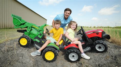 Hudson's Green tractor VS Holly's Red tractor | Tractors for kids - en ...