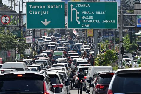 Kemacetan Kendaraan Di Jalur Wisata Puncak Bogor ANTARA Foto