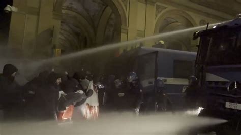 Anti Fascists Clash With Police As Far Right Demonstrators Take To Italian Streets Videos — Rt