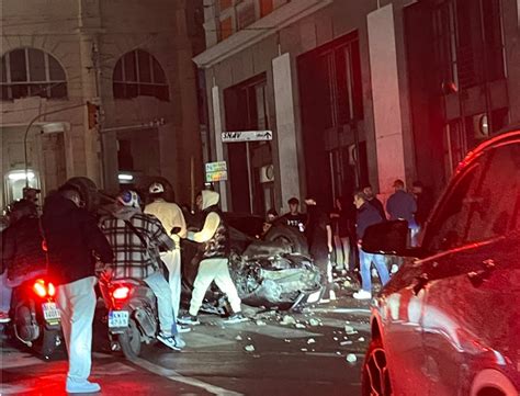 Drammatico Incidente A Napoli Vivi Per Miracolo Auto Si Ribalta Dopo