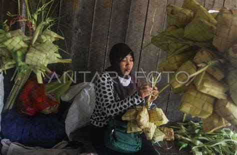 Permintaan Kulit Ketupat Naik Jelang Idul Fitri Antara Foto