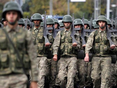 Для чего турецким солдатам нужна загадочная пластиковая пластина на ...