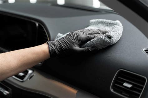 Ефективні методи боротьби з пилом на передній панелі авто