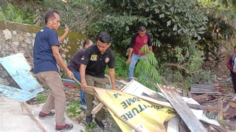 Kembalikan Fungsi RTH Satpol PP Karimun Tertibkan Bangunan Liar Di