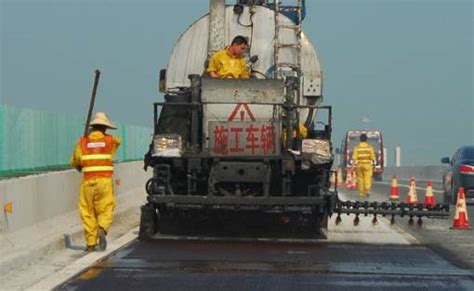 Precautions For Construction Of Asphalt Spreader Trucks Henan