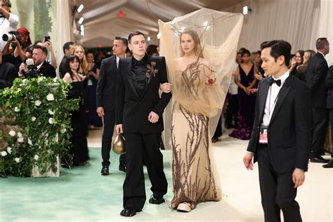 В сети обсуждают образ Ланы Дель Рей в москитной сетке на Met Gala