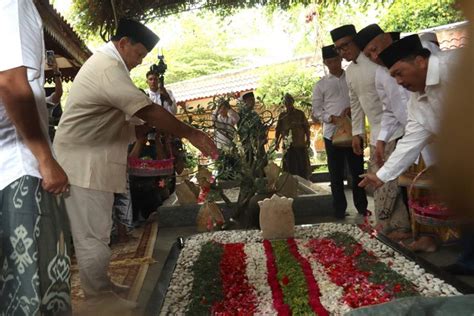 Prabowo Ziarah Ke Makam Gus Dur Di Tebuireng Jombang Politiknesia