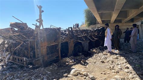 40 morts après un accident de bus et une chute d un pont au Pakistan