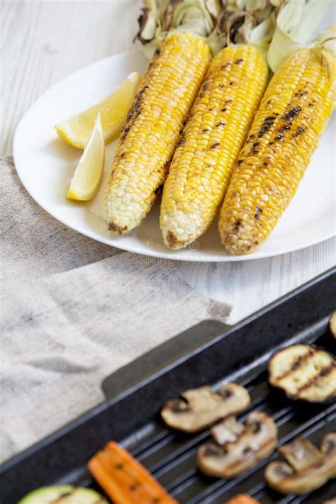 Ma Z Asado A La Parrilla En Una Placa Blanca Verduras En Una Cacerola