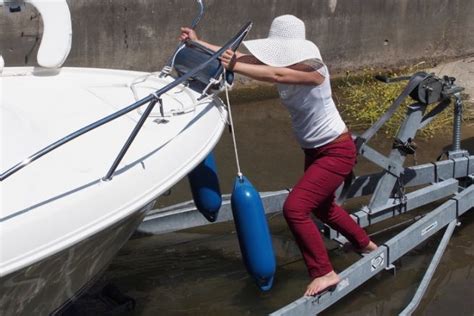 15 Conseils Pour Sortir Son Bateau De L Eau Sans Histoire Sur Une Cale