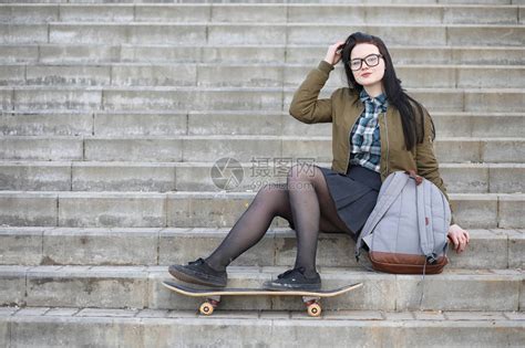 一个年轻的嬉皮士女孩骑着滑板女孩友带着滑板在城高清图片下载 正版图片505197797 摄图网