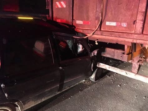 Caminh O E Carro Se Envolvem Em Acidente Na Via Dutra Em Barra Mansa