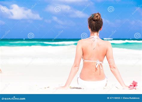 Junge Frau Der Hinteren Ansicht Der Nahaufnahme Im Bikini Und Stockbild Bild von vergnügen