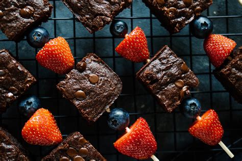 Süße Spieße mit veganen Brownies Beeren Rezept Vegane