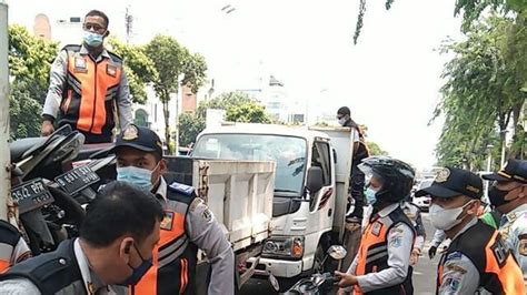 Dilaporkan Warga Pakai Aplikasi 14 Motor Ojol Yang Parkir Sembarangan