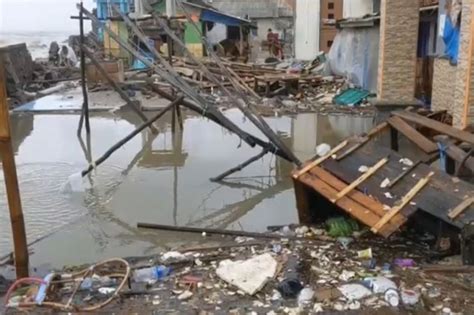 Gelombang Tinggi Terjang Indramayu Ratusan Rumah Terendam