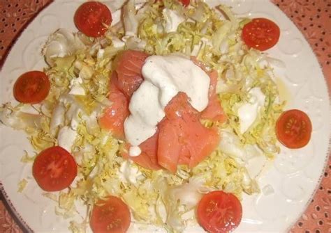 Ensalada de escarola con salmón y salsa al eneldo Receta de Cuqui