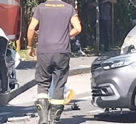 Pozzuoli Paura In Via Artiaco Scontro Tra Un Auto E Un Camion Dei