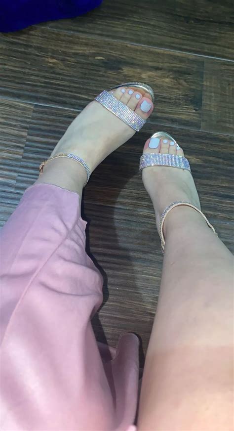 For You Nudes GirlsWithBareFeet NUDE PICS ORG