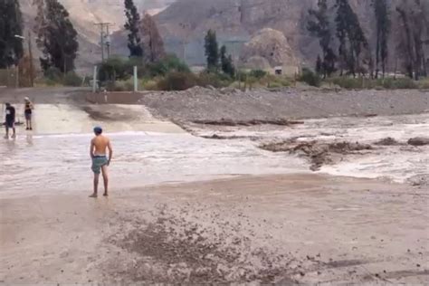 Niños jugando en el río Esta es la imagen más conmovedora de la lluvia