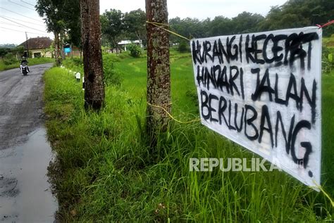 Jalan Rusak Tak Kunjung Diperbaiki Warga Sleman Protes Lewat Spanduk