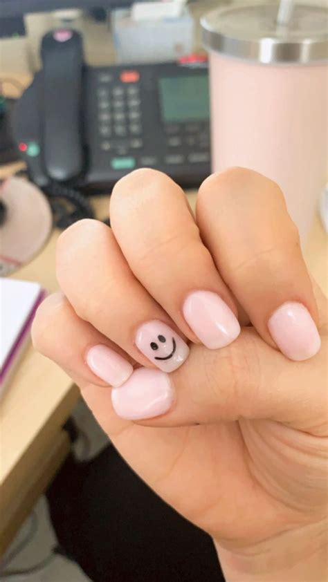 5 Smiley Face Nail Art Designs Pilar Rubio