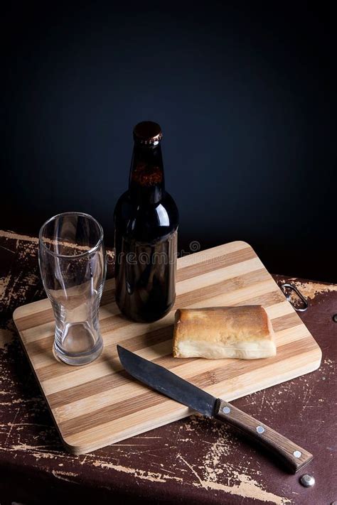 Glas En Fles Donker Bier Met Gerookte Kaas Op Scherpe Beer Stock Foto