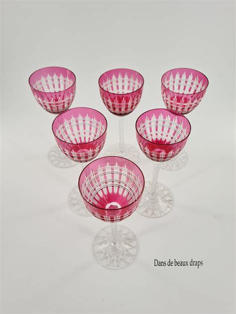 Suite De 6 Verres à Vin Blanc Ou Roemer En Cristal De Baccarat Doublés Rose Dans De Beaux Draps