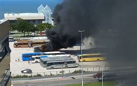 VÍDEO Ônibus pega fogo segundos antes de começar viagem Sulinfoco