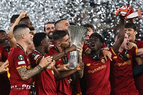 Cuma Kasta Ketiga Roma Tetap Bangga Juara UEFA Conference League