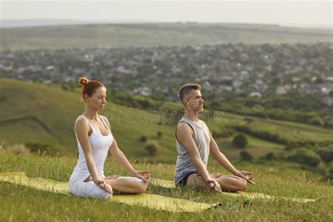 Yoga In De Natuur Milleniumkoppel Met Joga Meditatie In Bergen Man