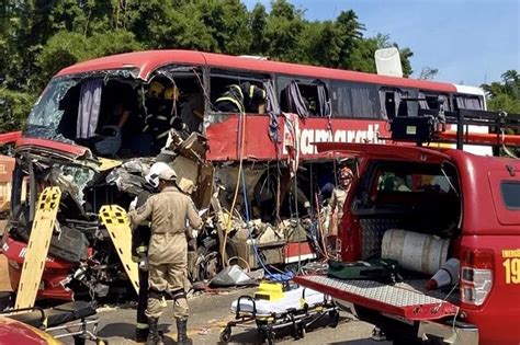 Colisão entre ônibus e carreta deixa 11 mortos em Mato Grosso