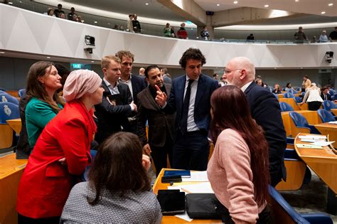 Tijd Voor De Volgende Stap Voor Pvda En Groenlinks De Leden Mogen Het