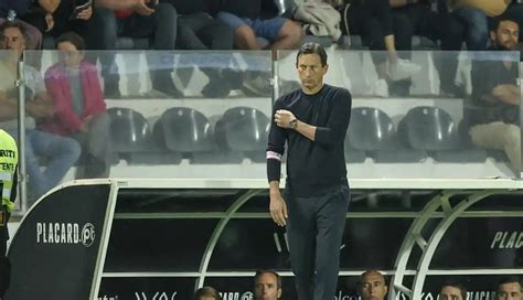 Roger Schmidt é atacado pelos adeptos do Benfica e acaba a ser