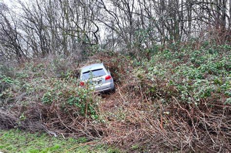 A560 zwischen Siegburg und Hennef Auto landet bei Unfall in der Böschung