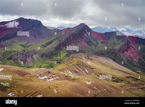 Valle Rojo cerca de la Montaña del Arco Iris de Vinicunca en la