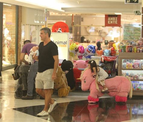 Fofura Thierry Figueira passeia as filhas gêmeas em shopping no