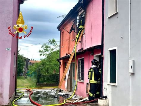 Incendio Devasta Appartamento A Casaleone Vigili Del Fuoco In Azione