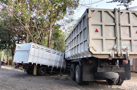 Truk Adu Moncong Dengan Truk Di Kranggan Timur Satu Meninggal