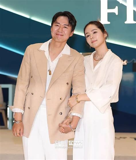 19 Year Couple Han Ga In And Yeon Jung Hoon Hold Hand Tightly At Public Event Amk Station