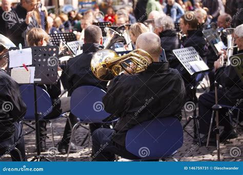 M Sicos De Una Banda De Metales Que Juega Afuera En Una Plaza Del