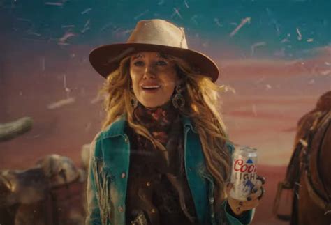 Lainey Wilson Stars In Coors Light Super Bowl Commercial Alongside Ll