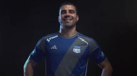 Emelec presentó su nueva camiseta para la temporada 2024