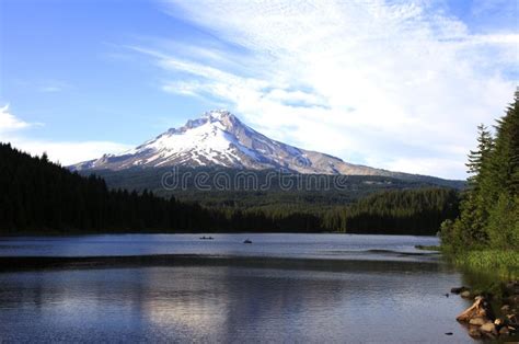 Mt Capa Lago Trillium Imagem De Stock Imagem De Pesca Lago 10908949