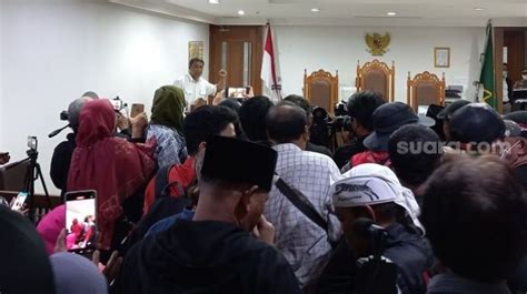 Pendukung Bambang Tri Padati Sidang Perdana Gugatan Dugaan Ijazah Palsu